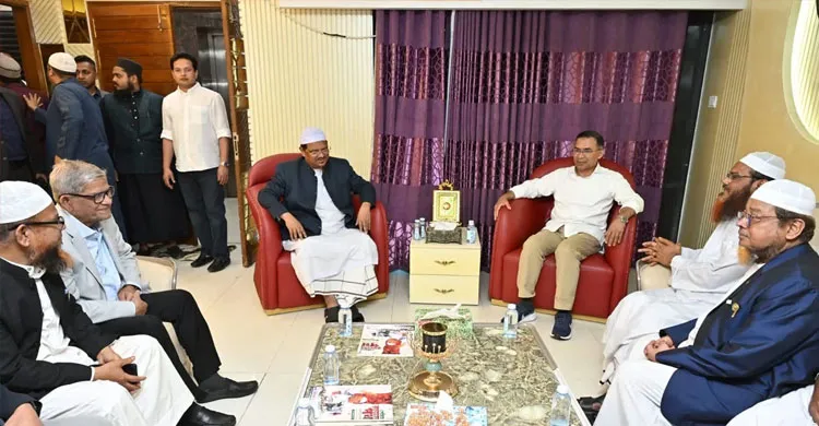 চরমোনাই পীরের বাসায় সৌজন্য সাক্ষাৎ করেছেন তারেক রহমান