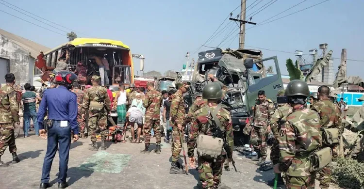 ময়মনসিংহে সেনাবাহিনীর ট্রাক-বাস সংঘর্ষে নিহত ২, আহত ১০