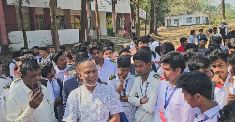 চবি ল্যাবরেটরি কলেজে অবৈধ শিক্ষক নিয়োগের প্রেক্ষিতে শিক্ষার্থীদের আন্দোলন, পরীক্ষা বর্জন
