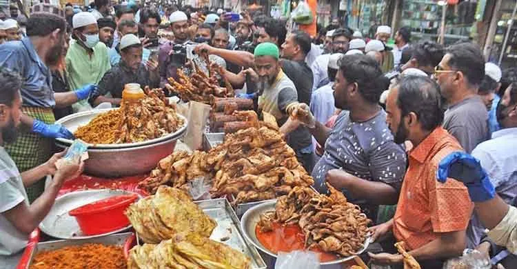 রমজানের প্রথম দিনে জমে উঠেছে ইফতারের বাজার