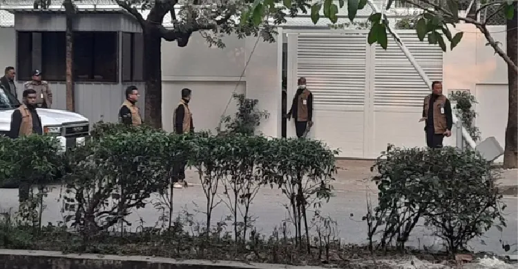 প্রধানমন্ত্রীর বাসভবনের সামনে অবস্থান, ছয়জন আটক