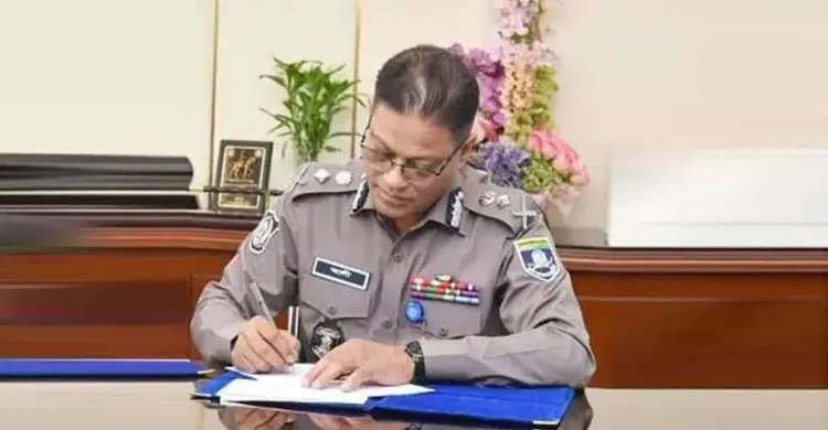 গভীর রাতে রাজধানীর পাড়া মহল্লায় আইজিপির পরিদর্শন অভিযান