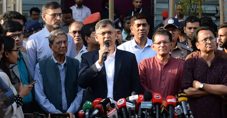 প্রথম আলো ও ডেইলি স্টারের ওপর হামলায় দুই মাসের মধ্যে চার্জশিট দাখিলের নির্দেশ স্বরাষ্ট্রমন্ত্রীর