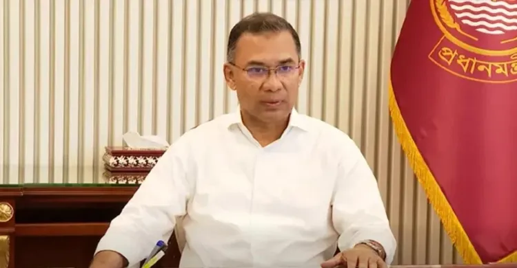 বিমানবন্দরে আটকে পড়া যাত্রীদের খোঁজ নিলেন তারেক রহমান