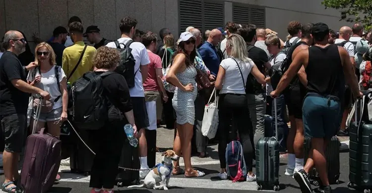 ১৪ দেশ থেকে নাগরিকদের দ্রুত সরে যেতে বলল যুক্তরাষ্ট্র