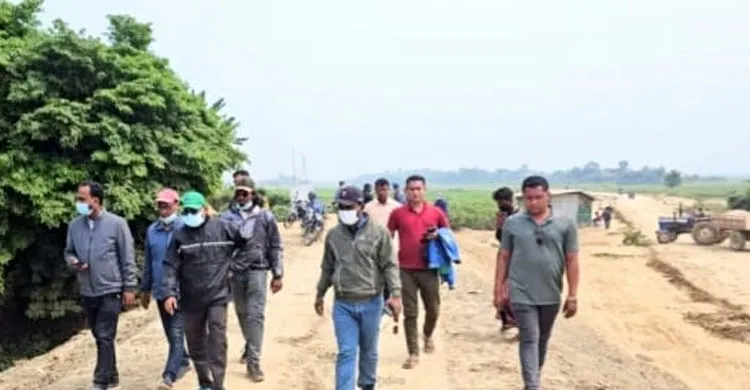 ফসলরক্ষা বাঁধ নির্মাণে গাফিলতি-অনিয়ম মেনে নেওয়া যাবে না: এডিসি সমর কুমার