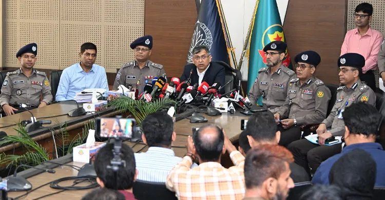 চাঁদাবাজ ও অস্ত্রধারীদের বিরুদ্ধে কঠোর বার্তা স্বরাষ্ট্রমন্ত্রীর