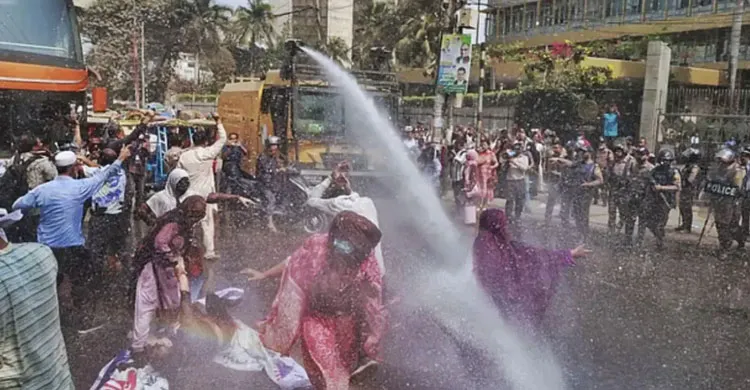 একীভূত পাঁচ ইসলামী ব্যাংকের আমানতকারীদের বিক্ষোভ, বাংলাদেশ ব্যাংক ঘেরাওয়ের হুঁশিয়ারি