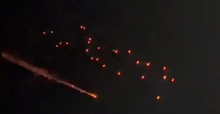 ইসরায়েলে আঘাত হেনেছে ইরানের ক্লাস্টার ব্যালাস্টিক মিসাইল