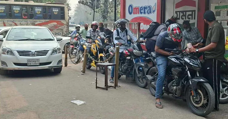 রাজধানীতে পেট্রোল পাম্পে দীর্ঘ লাইন, সীমিত তেলে বাড়ছে ভোগান্তি