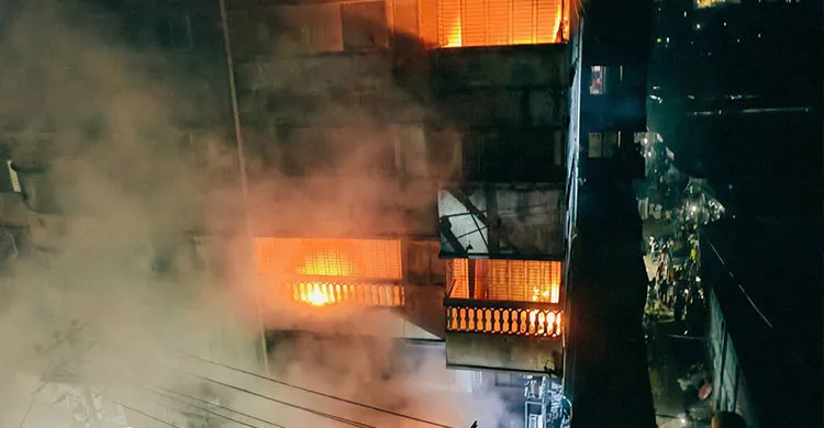 মাওনা চৌরাস্তায় ট্রান্সফরমার বিস্ফোরণে মার্কেটে অগ্নিকাণ্ড, অগ্নিদগ্ধ ৪