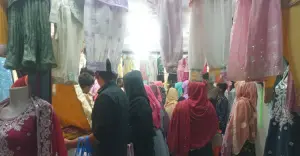 শ্রীপুরে ছুটির দিনে শপিংমল-বিপণি বিতানে ঈদের কেনাকাটায় উপচেপড়া ভিড়