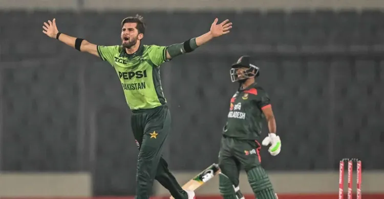 চরম চাপে বাংলাদেশ, বজ্রসহ বৃষ্টিতে খেলা বন্ধ