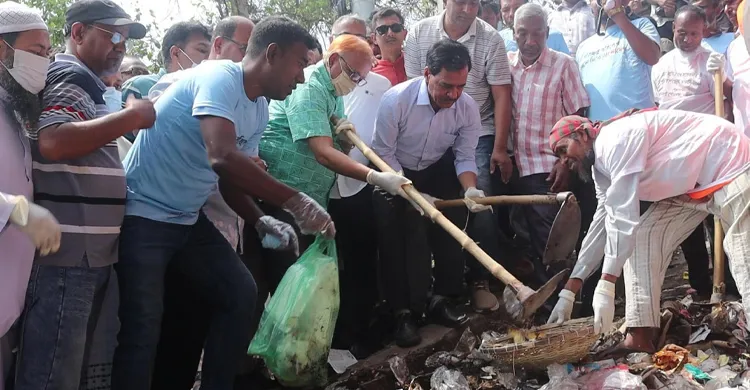 নওগাঁয় ডেঙ্গু ও চিকুনগুনিয়া প্রতিরোধে পরিষ্কার পরিচ্ছন্নতা কর্মসূচির শুভ উদ্বোধন