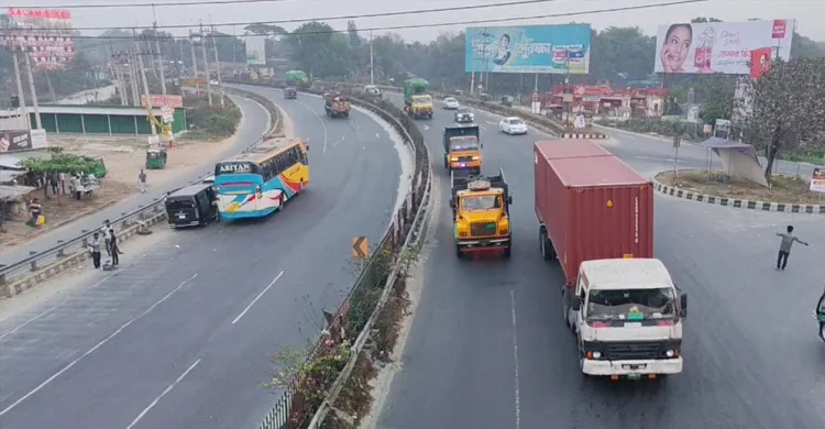 ঈদযাত্রায় স্বস্তি: ঢাকা-টাঙ্গাইল মহাসড়কে চাপ বাড়লেও নেই যানজট