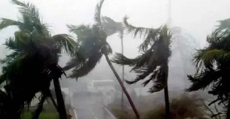 রাতেই হানা দিতে পারে প্রবল ঝড়, ঘণ্টায় ৮০ কিমি বেগে বইতে পারে দমকা হাওয়া