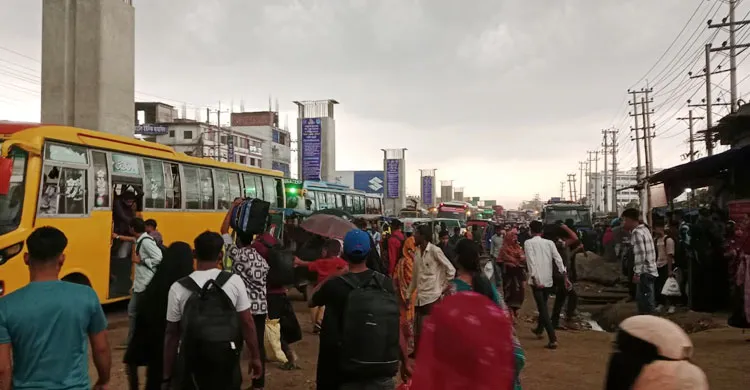গাড়ি নেই, বৃষ্টিতে ভিজে অপেক্ষা—বাইপাইলে ঈদযাত্রায় নাকাল মানুষ
