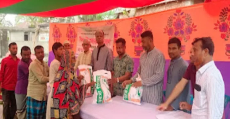 কাপাসিয়ায় প্রত্যাশা ফাউন্ডেশনের উদ্যোগে ৮০টি অসচ্ছল পরিবারের মাঝে ঈদ উপহার বিতরণ