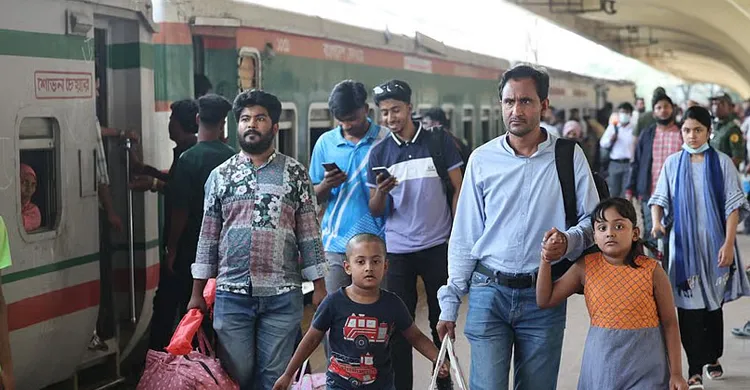 ঈদের আগের দিন ঢাকাছাড়া মানুষের ঢল, তবে যাত্রীচাপ কিছুটা কম