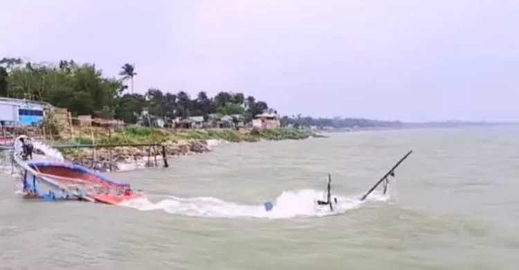 পদ্মা নদীতে ঝড়ের কবলে ডুবে গেল সিমেন্ট বোঝাই ট্রলার