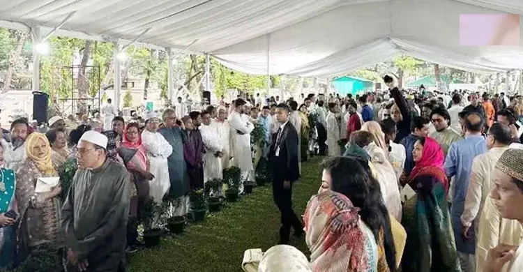 ঈদের দিনে যমুনায় প্রধানমন্ত্রীর শুভেচ্ছা বিনিময়, ভোর থেকেই মানুষের ঢল