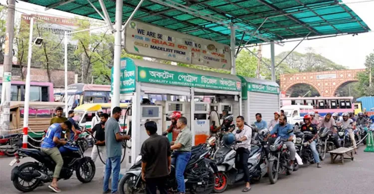 রাজধানীর অধিকাংশ পাম্পে তেল সংকট, দীর্ঘ লাইনে ভোগান্তি