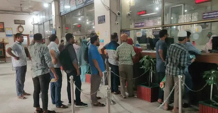 আজ থেকে স্বাভাবিক ছন্দে দেশ, অফিস-আদালত ও ব্যাংকে পুরোদমে কার্যক্রম