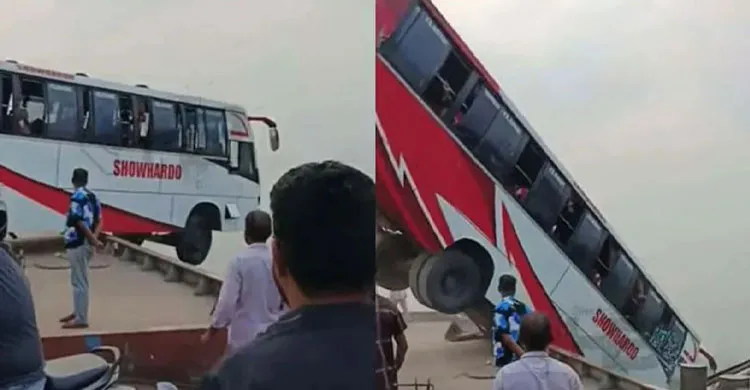ফেরিতে ওঠার সময় যাত্রীবাহী বাস উল্টে নদীতে, বহু হতাহতের শঙ্কা