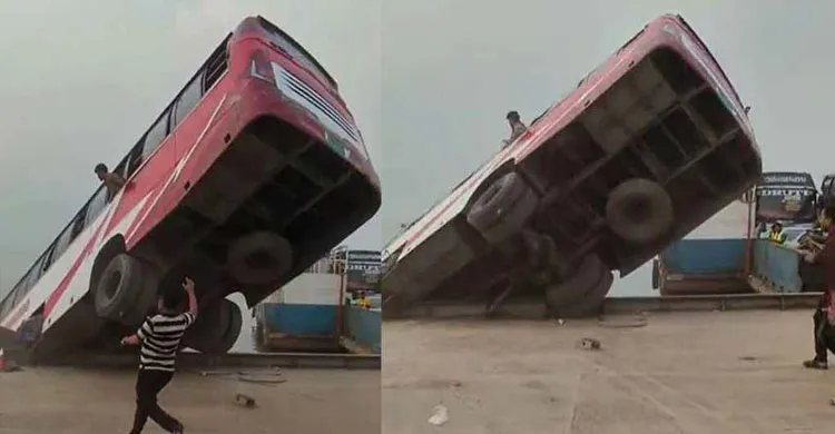 পদ্মা নদীতে বাস ডুবি, উদ্ধার অভিযানে যাচ্ছে ঢাকা ও ফরিদপুরের ডুবুরি দল