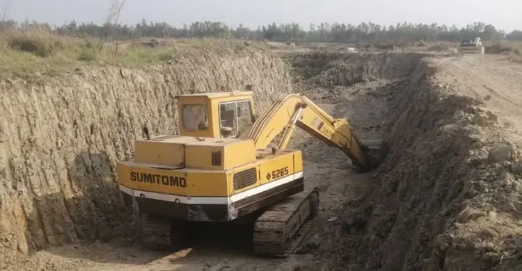 সাতকানিয়ায় ফসলি জমি কেটে নিচ্ছে মাটি খেকোরা, নির্বিকার প্রশাসন