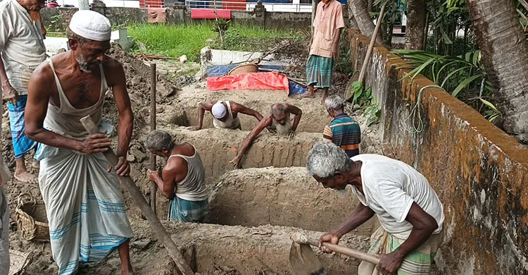 সড়ক দুর্ঘটনায় মৃত্যু: পাশাপাশি কবরে শায়িত হলো একই পরিবারের ৪ জন