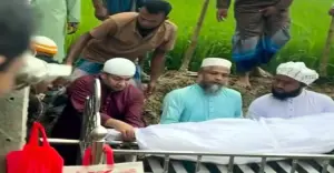 মৃত ব্যক্তির লাশ হাতে নিয়ে কবরে নেমে শায়িত করে প্রশংসায় ভাসছেন তথ্য প্রতিমন্ত্রী