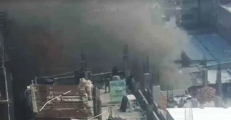 হাতিরপুলে বাসায় আগুন, চার ইউনিটের চেষ্টায় নিয়ন্ত্রণে