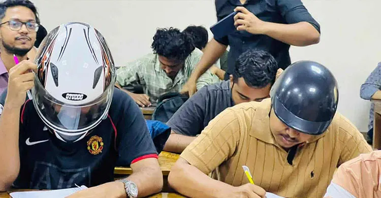 নিরাপত্তার শঙ্কায় হেলমেট পরে ক্লাসে জবি শিক্ষার্থীরা