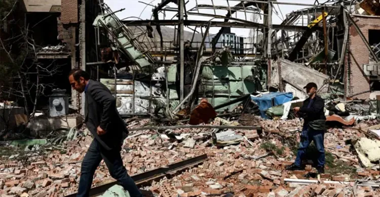 তেহরানে ‘ব্যাপক হামলার’ দাবি ট্রাম্পের, বহু সামরিক নেতা নিহত