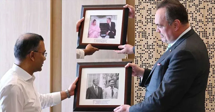 প্রধানমন্ত্রীকে স্মৃতিময় দুই ছবি উপহার দিলেন মার্কিন রাষ্ট্রদূত