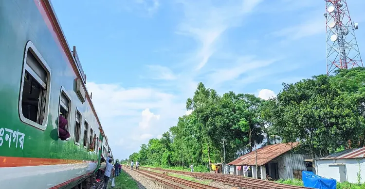 আত্রাইয়ে চলন্ত ট্রেন থেকে নামতে গিয়ে পুলিশ সদস্যের দুই পা বিচ্ছিন্ন