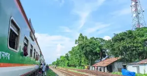 আত্রাইয়ে চলন্ত ট্রেন থেকে নামতে গিয়ে পুলিশ সদস্যের দুই পা বিচ্ছিন্ন