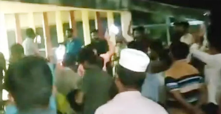 লালমোহনে তেল না পেয়ে মধ্যরাতে ইউএনওর বাসভবনের সামনে বিক্ষোভ