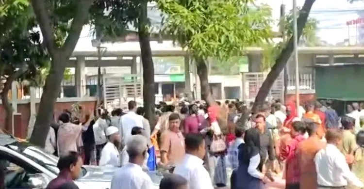 জাতীয় বিশ্ববিদ্যালয়ে ভিসির গাড়ি অবরোধ, সংঘর্ষে আহত বহুজন