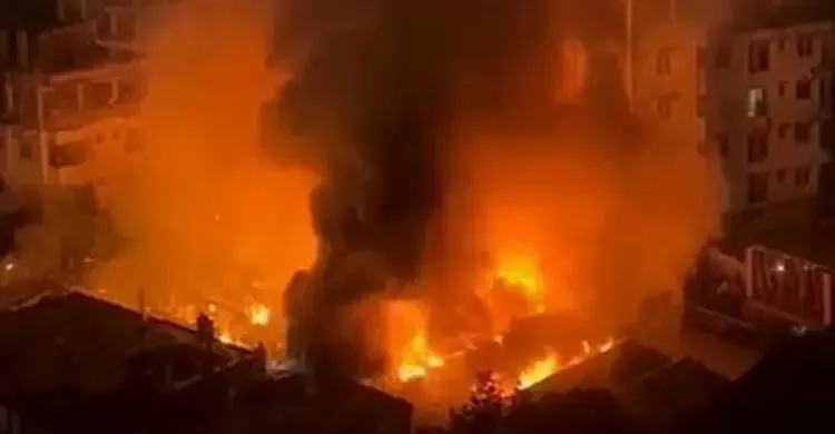 তুরাগে বস্তিতে আগুন, নিয়ন্ত্রণে ফায়ার সার্ভিসের ৫ ইউনিট