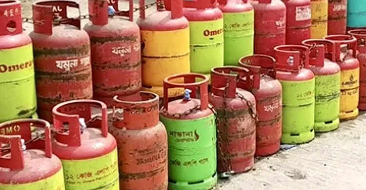 রায়পুরে ১৭০০ টাকার এলপিজি সিলিন্ডার বিক্রি হচ্ছে ২,৩০০ টাকায়