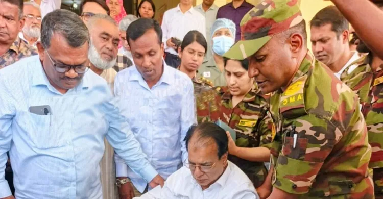 সৈয়দপুর বিমানবন্দর থেকে অসুস্থ ত্রান মন্ত্রীকে এয়ার অ্যাম্বুলেন্সে ঢাকায় আনা হয়েছে