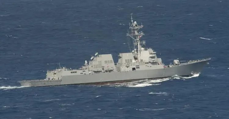 হরমুজ প্রণালির দিকে এগিয়ে যাচ্ছে একটি মার্কিন যুদ্ধজাহাজ