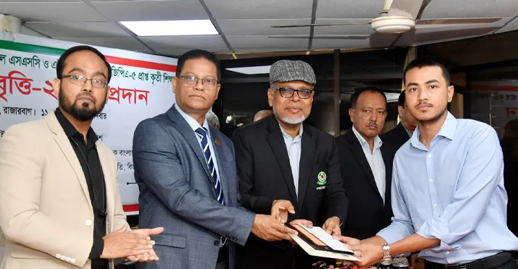 মেধা-মননশীলতায় দেশকে এগিয়ে নেওয়ার আহ্বান আইজিপির, ৪০০ শিক্ষার্থী পেল বৃত্তি