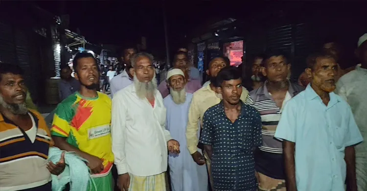 জেলেদের চাল বিতরণে অনিয়মের অভিযোগে প্যানেল চেয়ারম্যান অবরুদ্ধ!