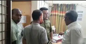 নবীনগর ভূমি অফিসে ঘুষ কেলেঙ্কারি: সংবাদ সংগ্রহে গিয়ে অবরুদ্ধ ৩ সাংবাদিক