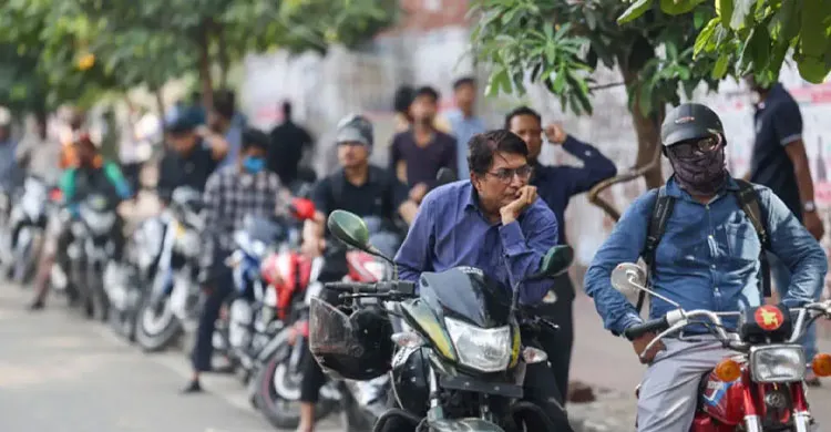 তেল সংকটে দিন দিন থমকে যাচ্ছে রাজধানী: দীর্ঘ লাইন, রেশনিং আর বিশৃঙ্খলায় জনজীবন জিম্মি