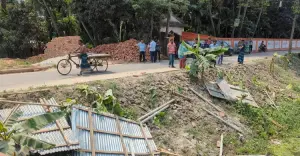 লক্ষ্মীপুরে অনৈতিক সুবিধা না দেওয়ায় ব্যবসায়ীর রড লুট, গ্যারেজ ভাঙচুর