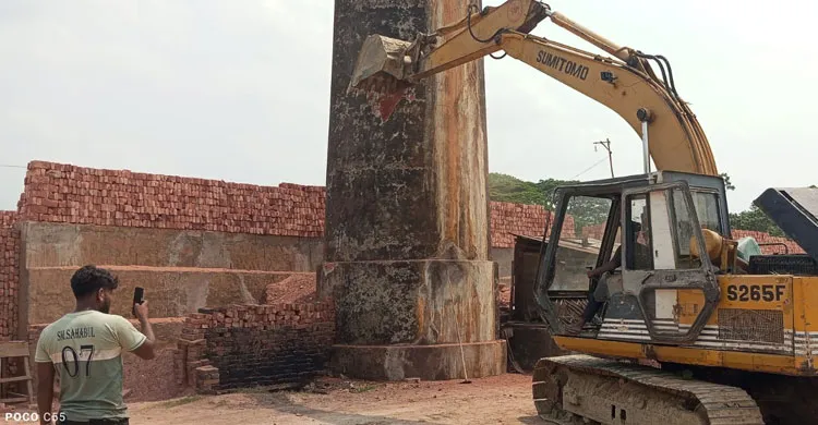 অভিযান চালিয়ে চিমনি ভেঙে দেওয়া হলো অবৈধ ইটভাটার, জরিমানা ১ লাখ